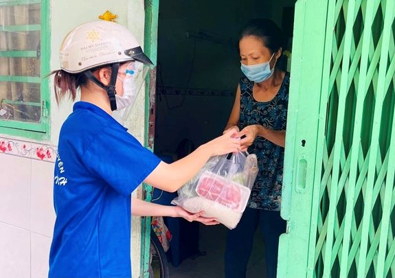 Đi chợ giúp nhau